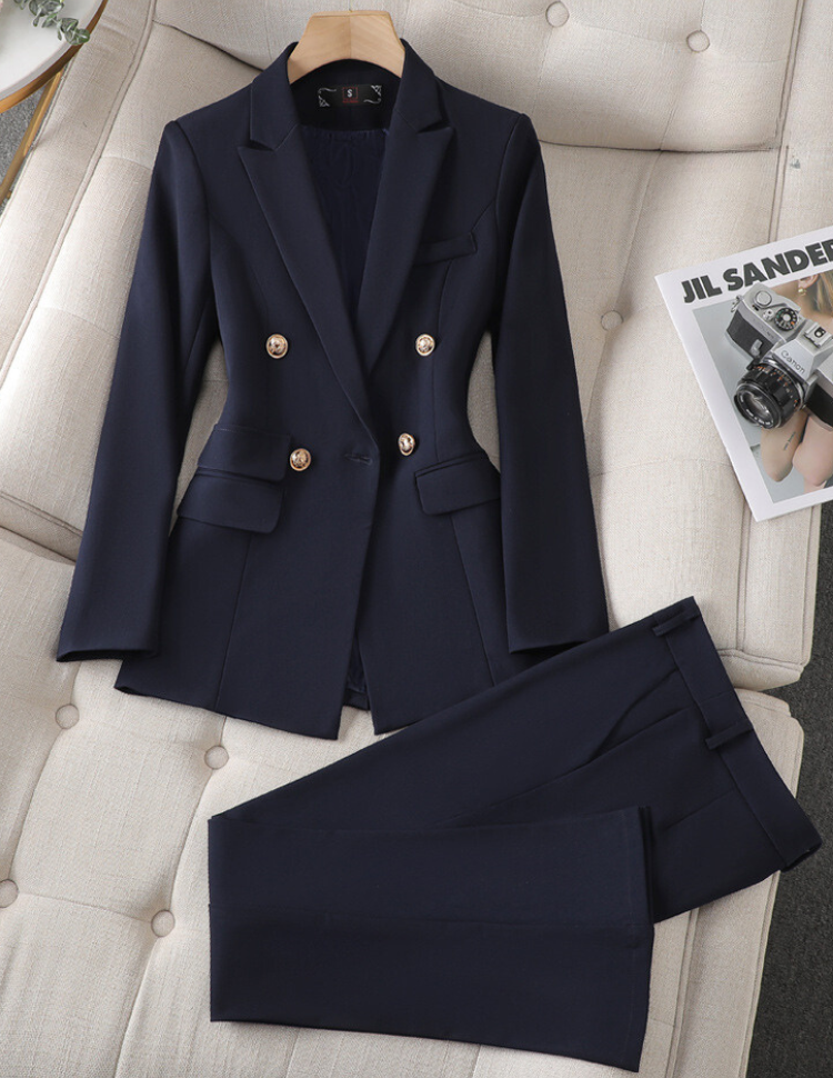 Elegant Damespak | Geïnspireerde Blazer en Pantalon & Gouden knopen Modehuis-Nederland