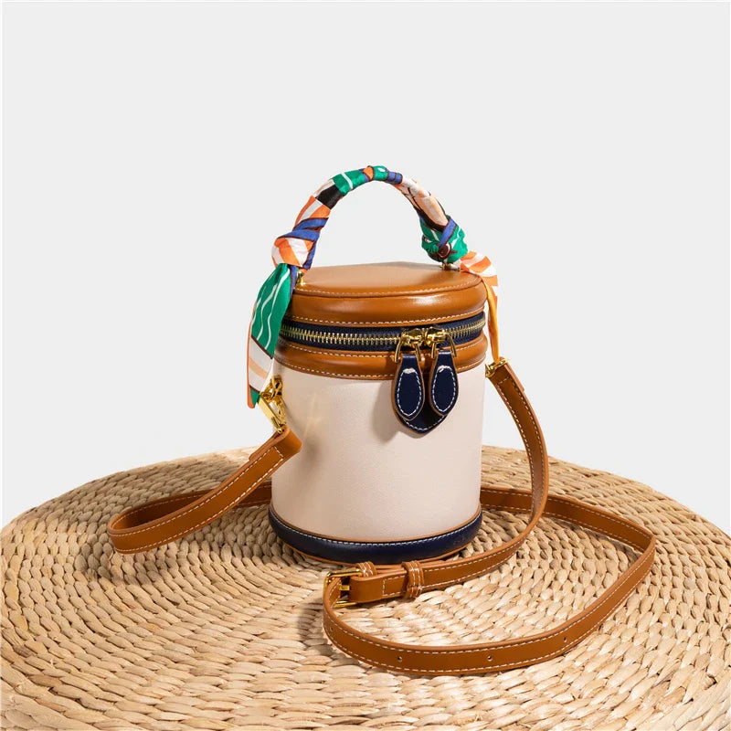 Dames bucket bag met sjaalhandvat en goudkleurige accenten