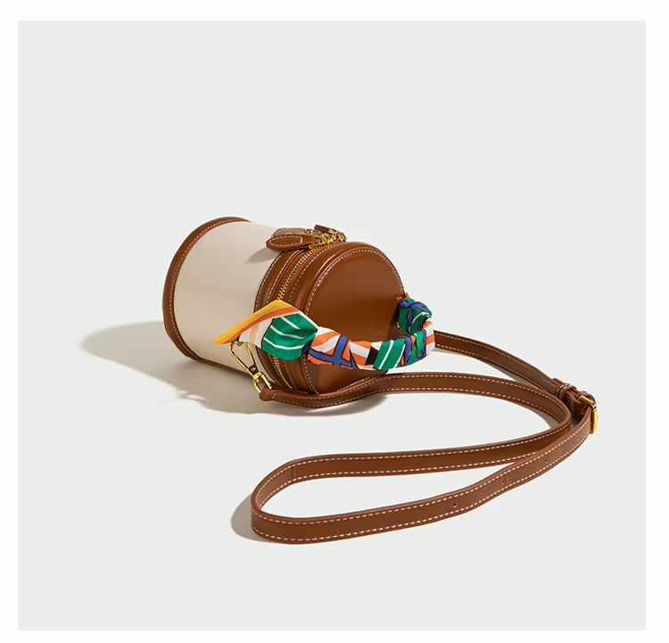 Dames bucket bag met sjaalhandvat en goudkleurige accenten