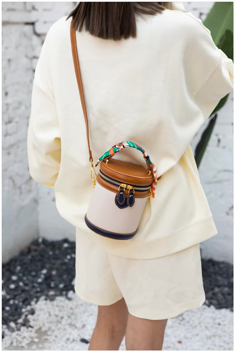Dames bucket bag met sjaalhandvat en goudkleurige accenten