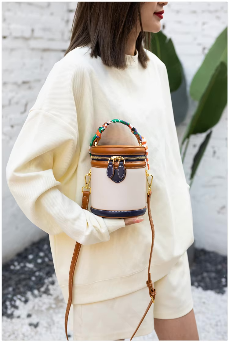 Dames bucket bag met sjaalhandvat en goudkleurige accenten