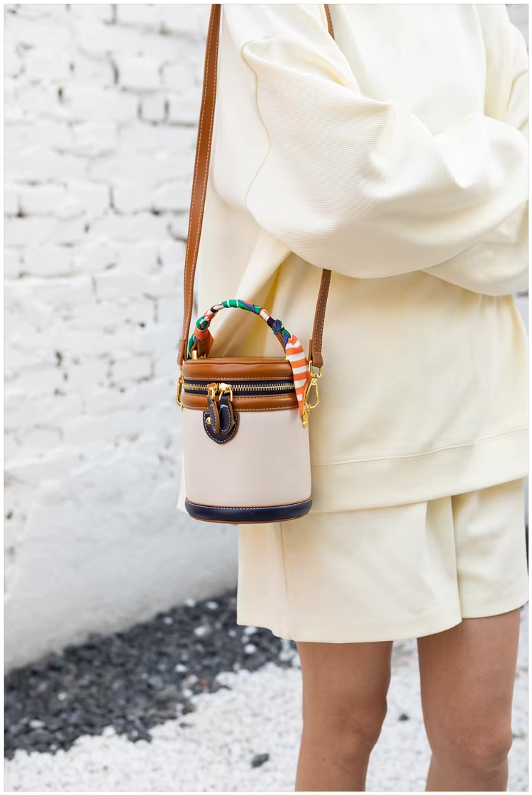 Dames bucket bag met sjaalhandvat en goudkleurige accenten
