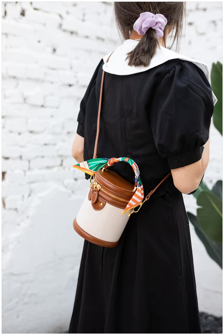 Dames bucket bag met sjaalhandvat en goudkleurige accenten