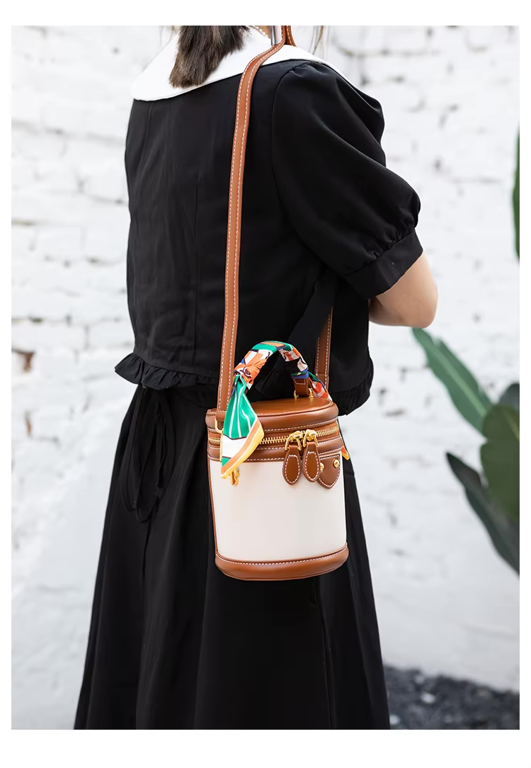 Dames bucket bag met sjaalhandvat en goudkleurige accenten