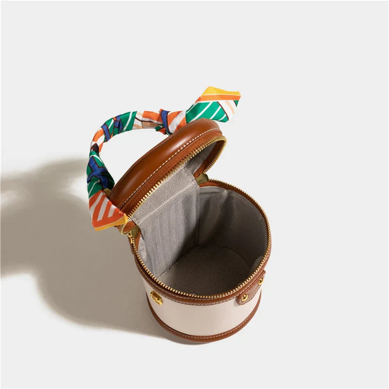 Dames bucket bag met sjaalhandvat en goudkleurige accenten