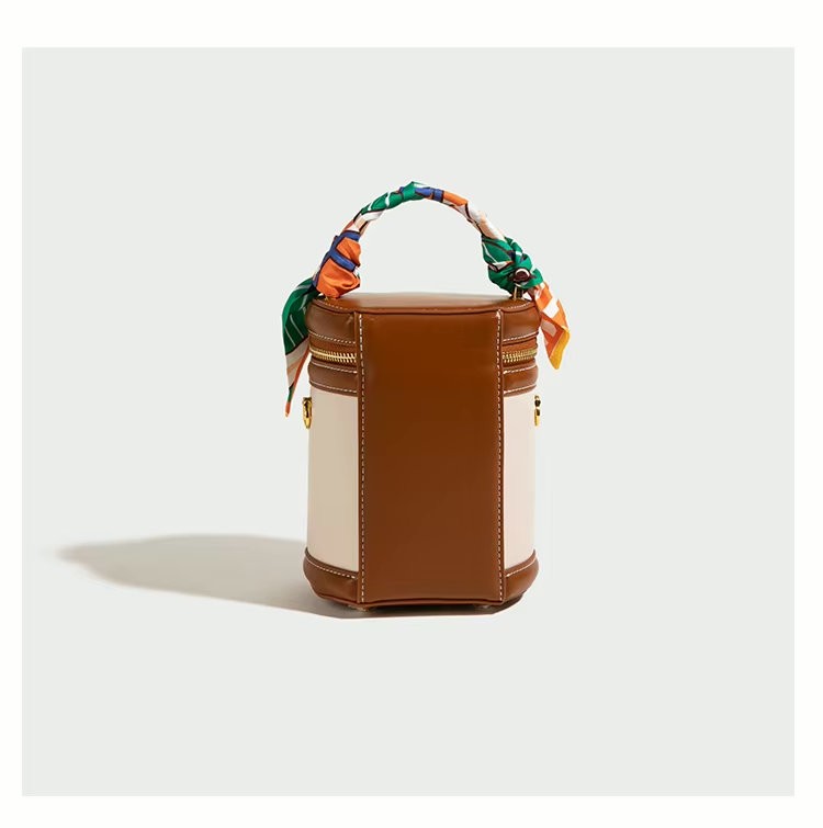 Dames bucket bag met sjaalhandvat en goudkleurige accenten