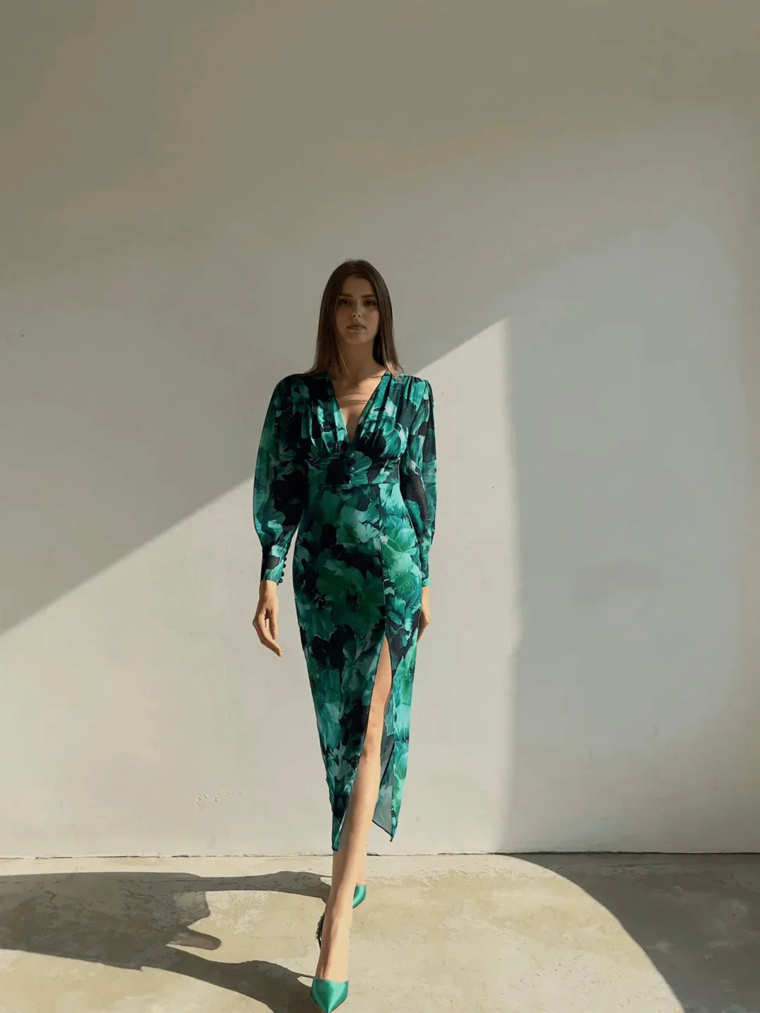 Women's Maxi Dress - Elegant Long Sleeve - Flowy Pleated Design - V-Neck Formal Wear Modehuis-Nederland
