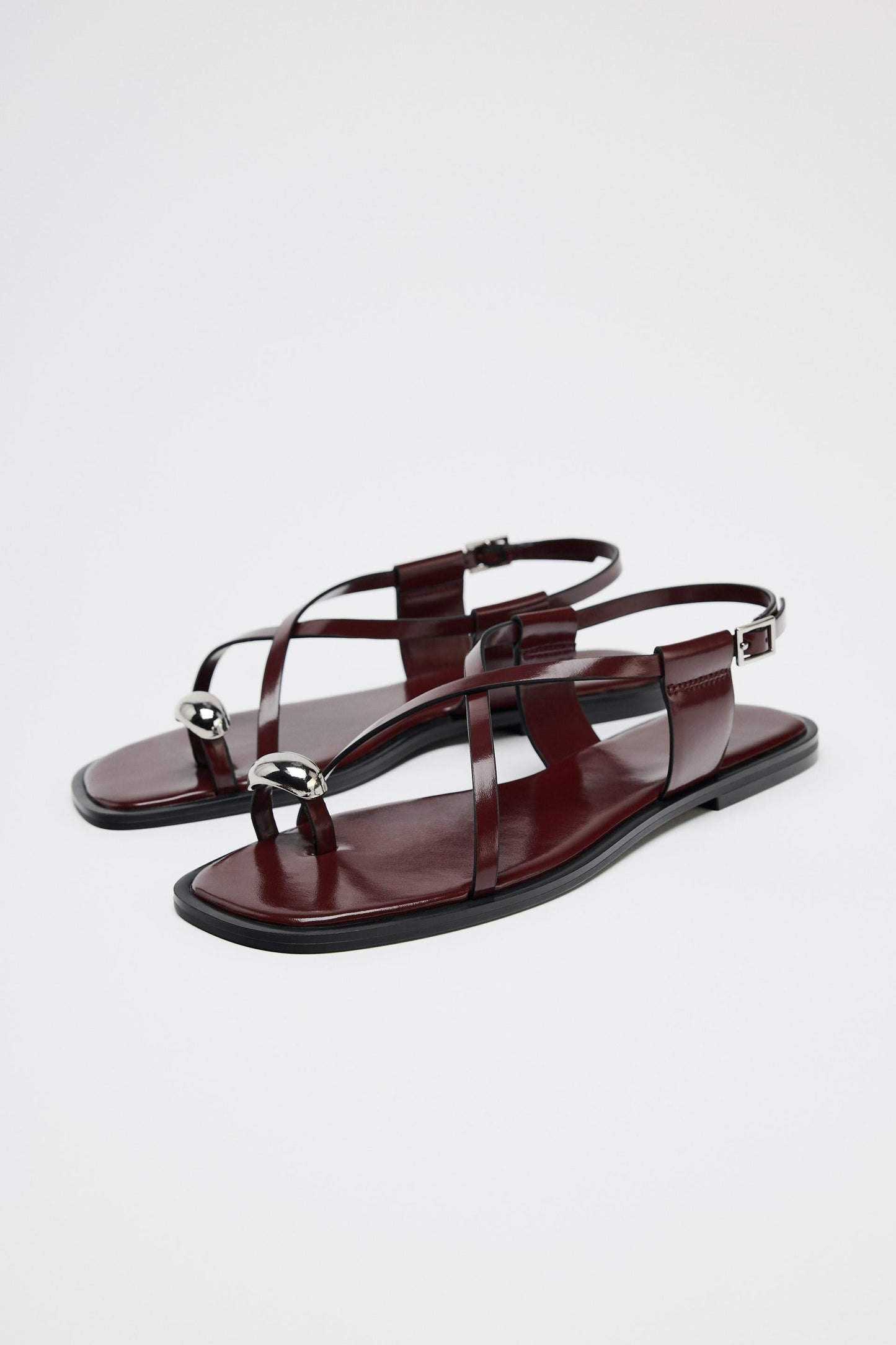 Dames platte sandalen met teenring en metallic detail