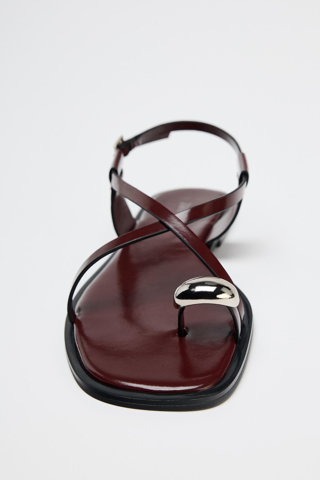 Dames platte sandalen met teenring en metallic detail