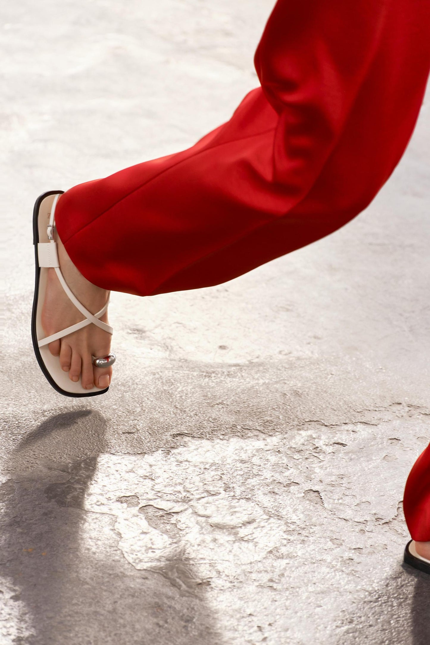 Dames platte sandalen met teenring en metallic detail