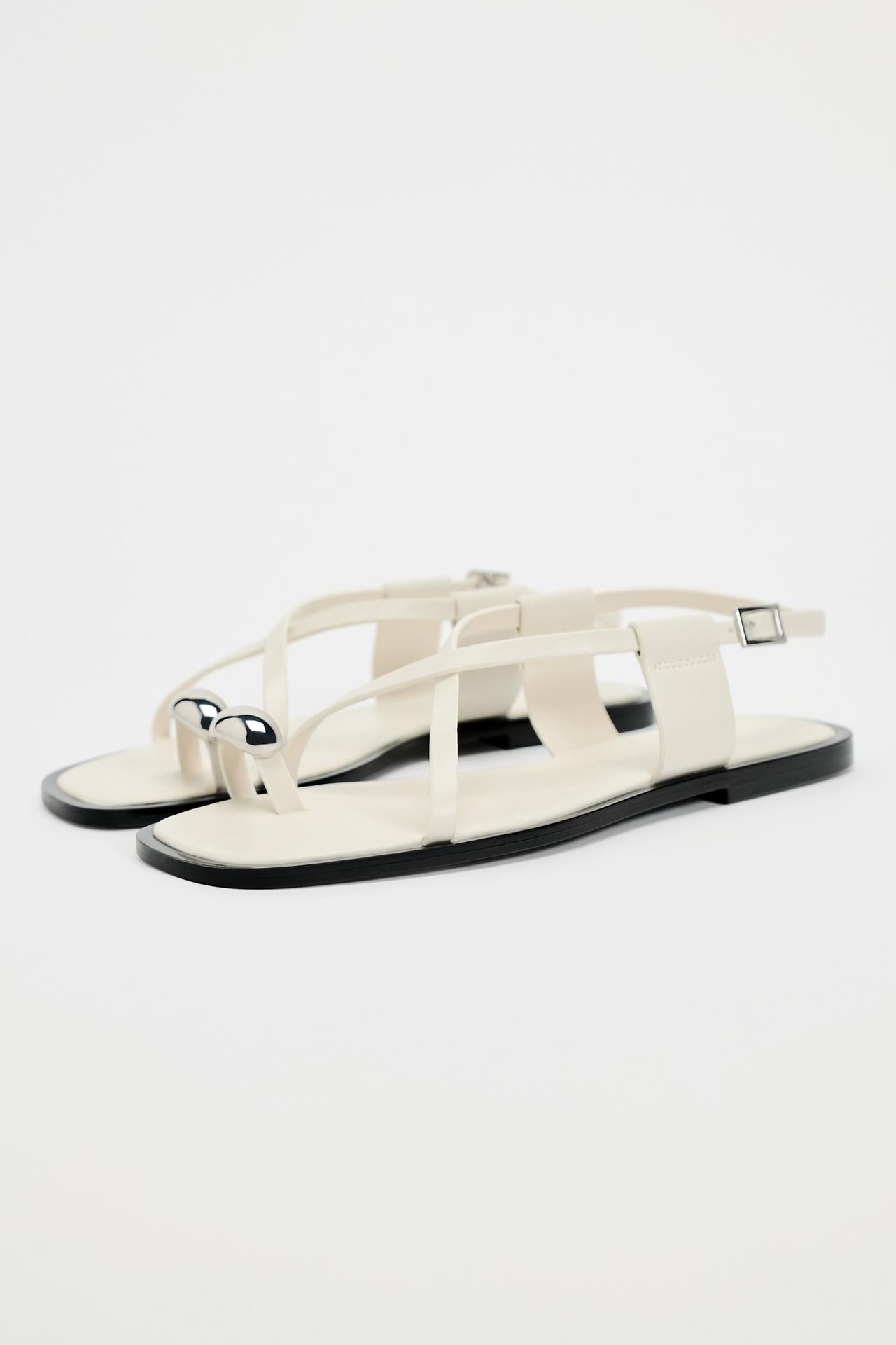 Dames platte sandalen met teenring en metallic detail