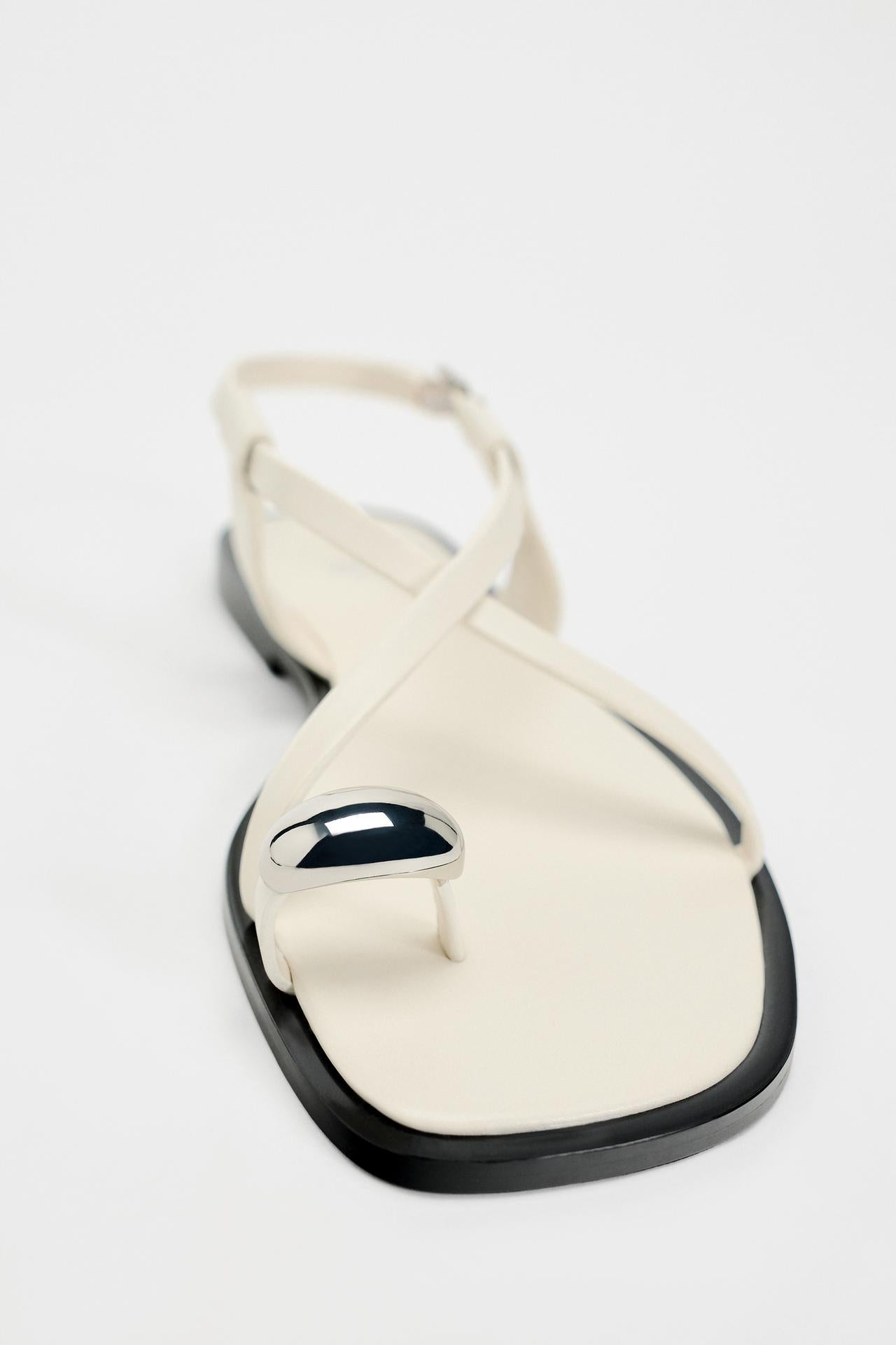 Dames platte sandalen met teenring en metallic detail