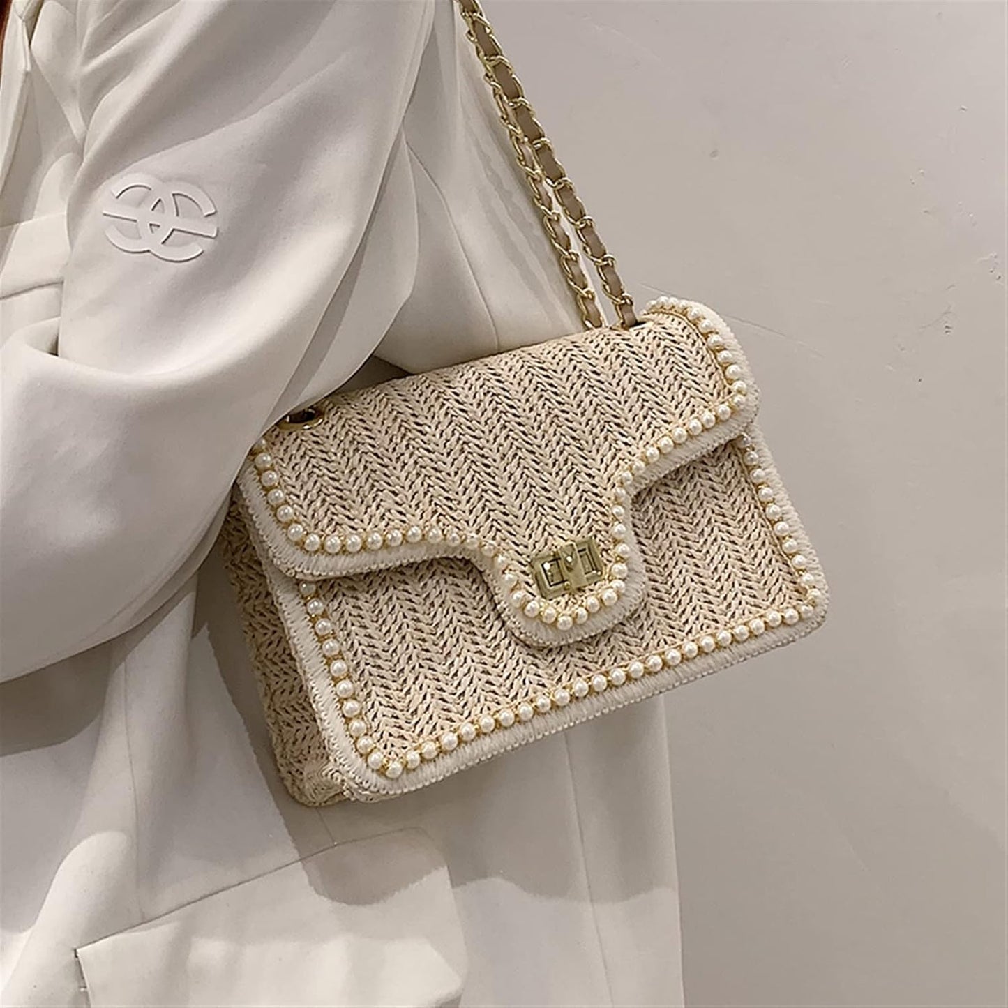 Dames schoudertas met gevlochten textuur en goudkleurige ketting