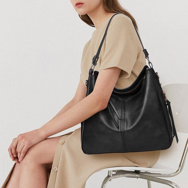 Women’s Leather Shoulder Bag – Hobo Style – Adjustable Strap – Matching Pouch Set Modehuis-Nederland