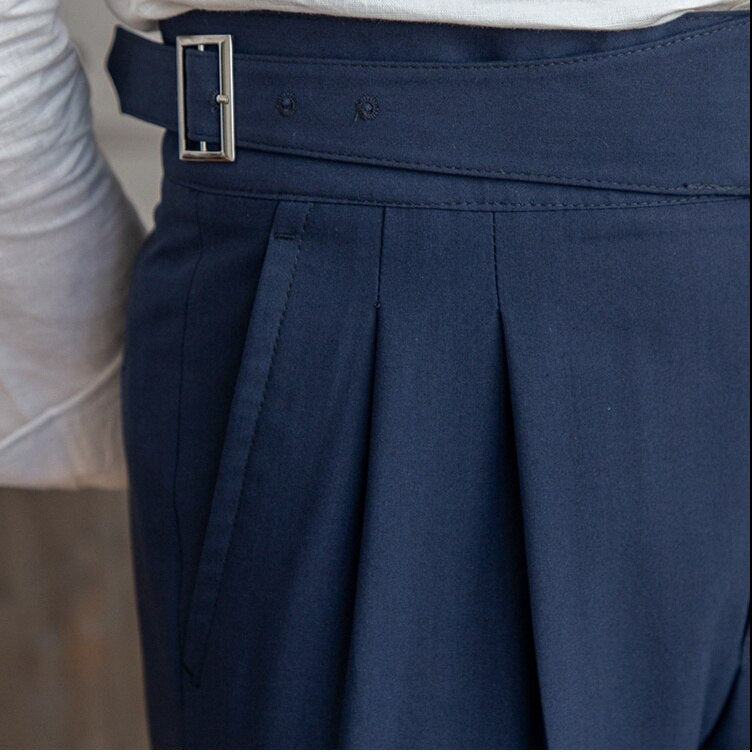 Men’s High-Waisted Trousers – Tailored Fit – Pleated Front – Adjustable Side Buckle Modehuis-Nederland