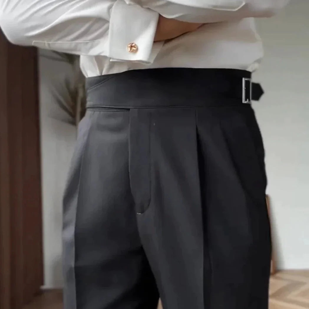 Men’s High-Waisted Trousers – Tailored Fit – Pleated Front – Adjustable Side Buckle Modehuis-Nederland