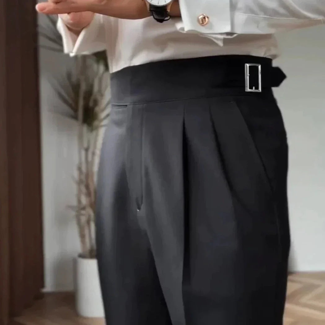 Men’s High-Waisted Trousers – Tailored Fit – Pleated Front – Adjustable Side Buckle Modehuis-Nederland