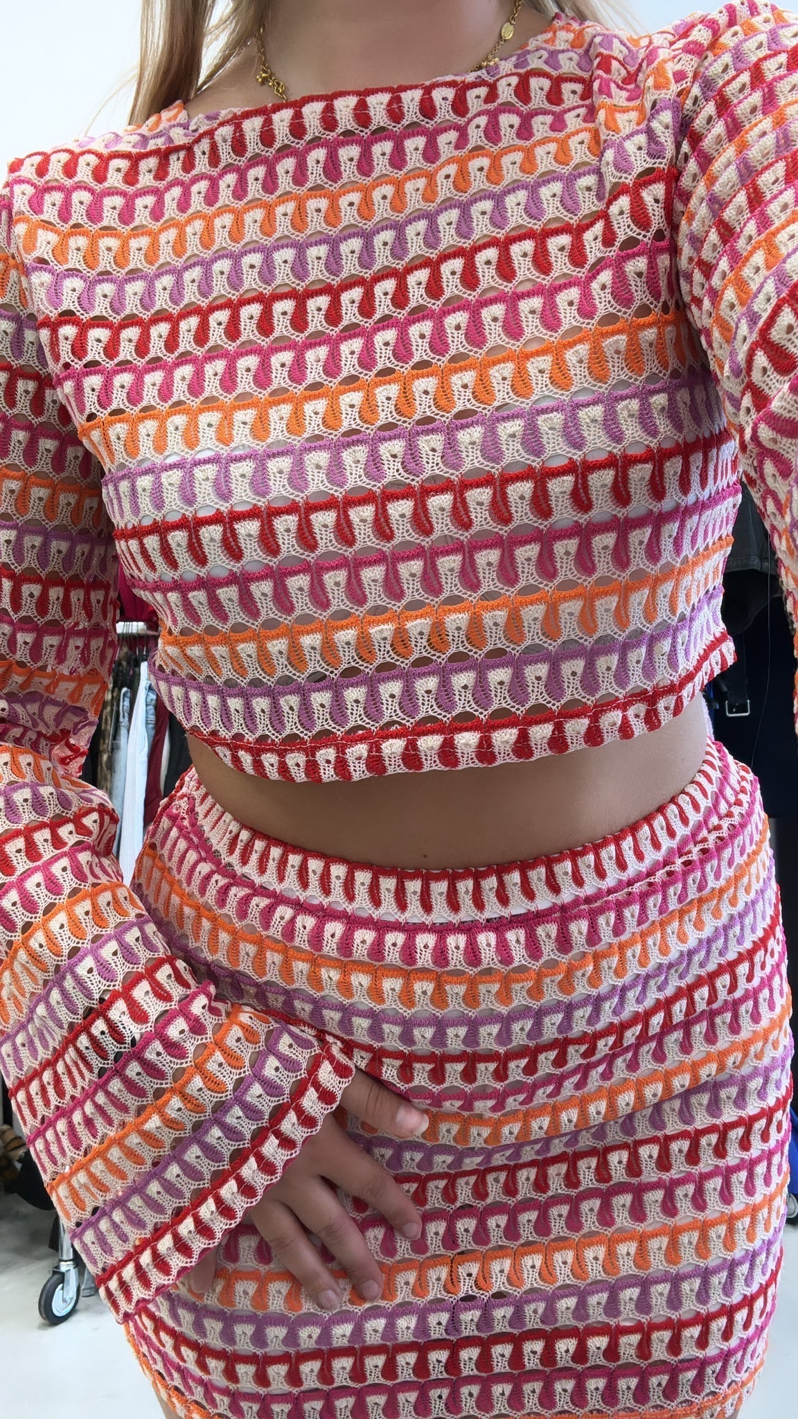 Jolie | Retro gebreide tweedelige set met cropped trui met lange mouwen en high-waisted minirok in kleurrijk patroon Modehuis-Nederland
