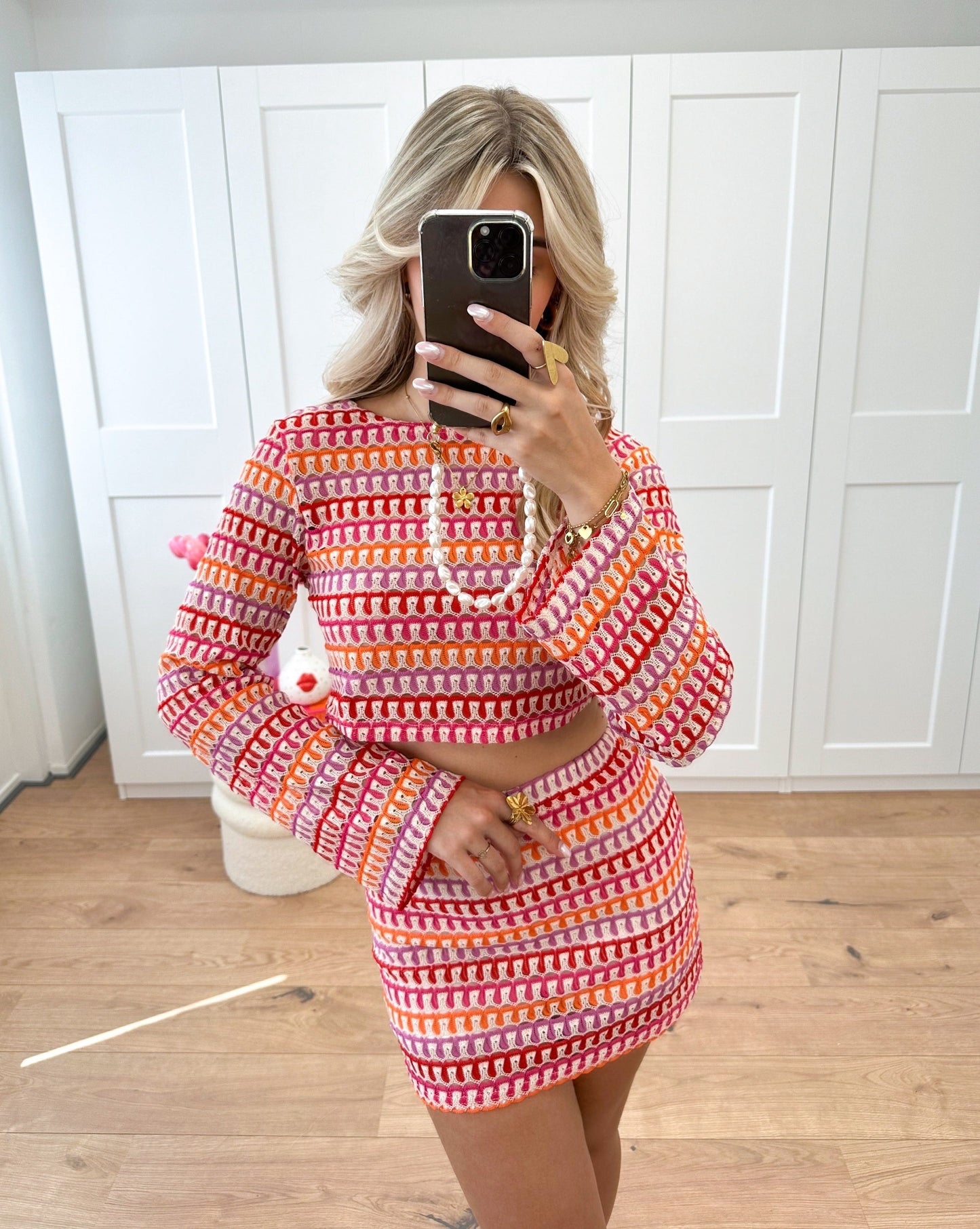 Jolie | Retro gebreide tweedelige set met cropped trui met lange mouwen en high-waisted minirok in kleurrijk patroon Modehuis-Nederland