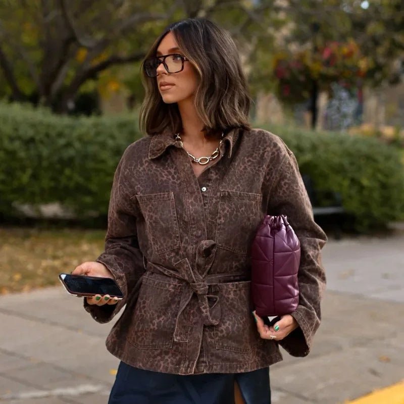 Malia – Taillierte Jacke mit Animalprint in Schokobraun Modehuis-Nederland