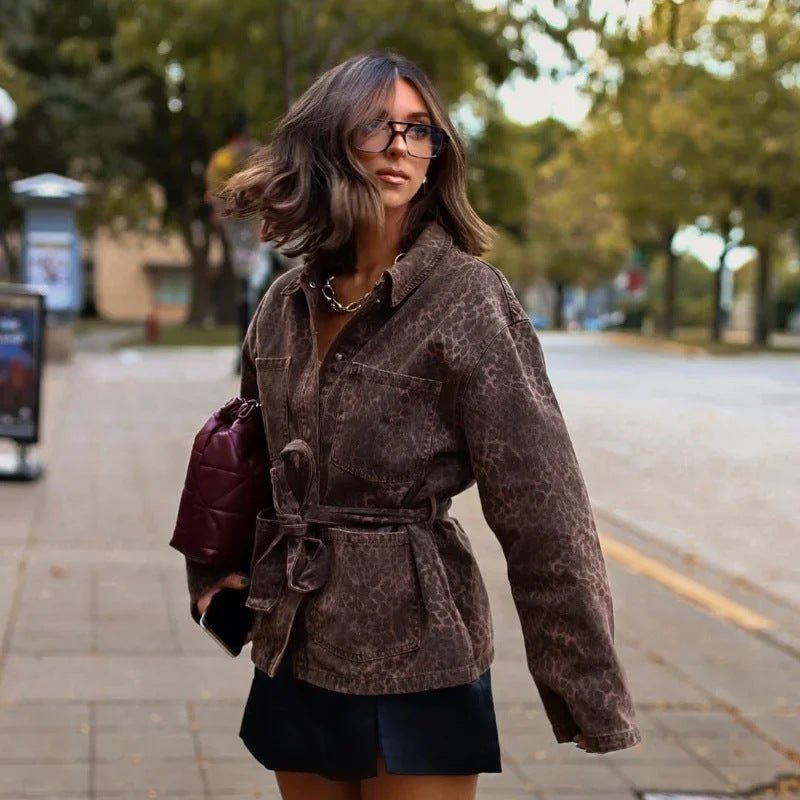 Malia – Taillierte Jacke mit Animalprint in Schokobraun Modehuis-Nederland
