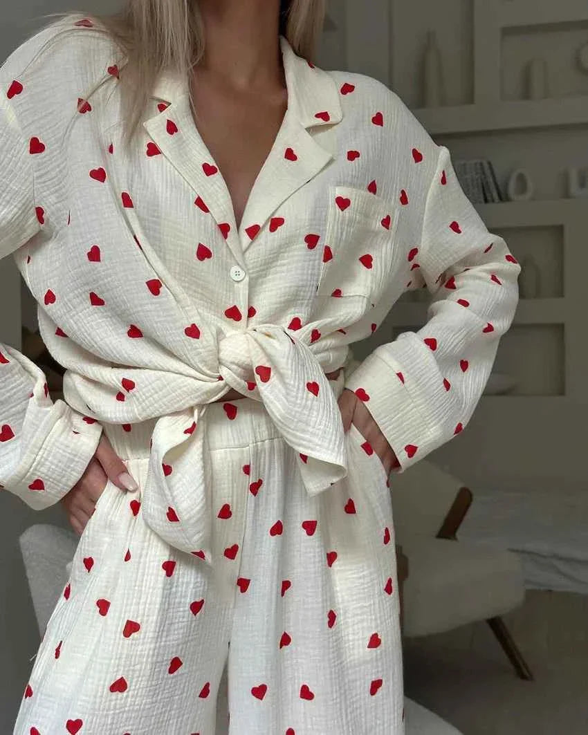 Amelie – Zweiteiliges Pyjama-Set mit Herzmuster & weitem Bein Modehuis-Nederland