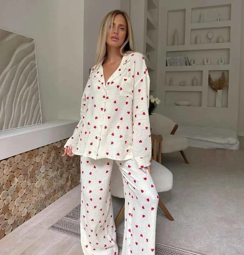 Amelie – Zweiteiliges Pyjama-Set mit Herzmuster & weitem Bein Modehuis-Nederland