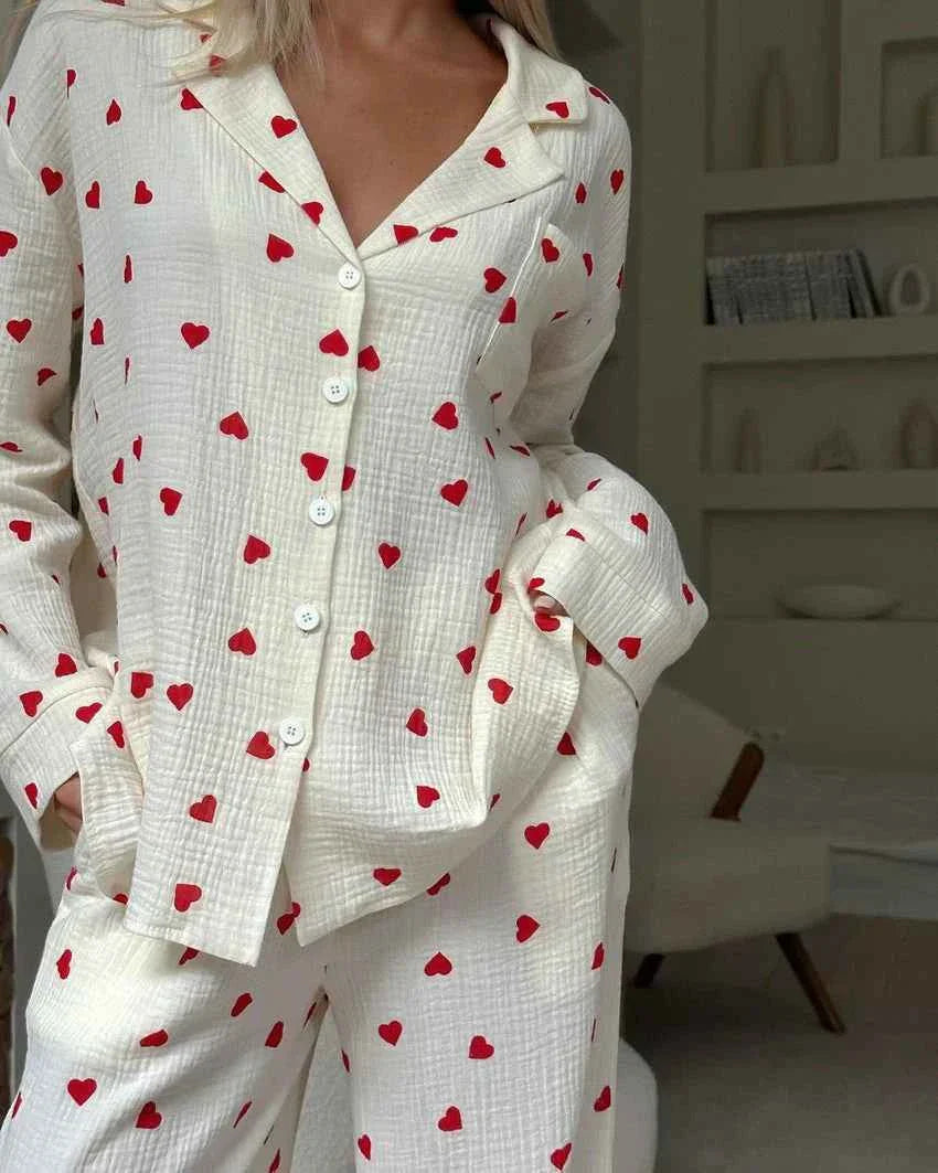 Amelie – Zweiteiliges Pyjama-Set mit Herzmuster & weitem Bein Modehuis-Nederland