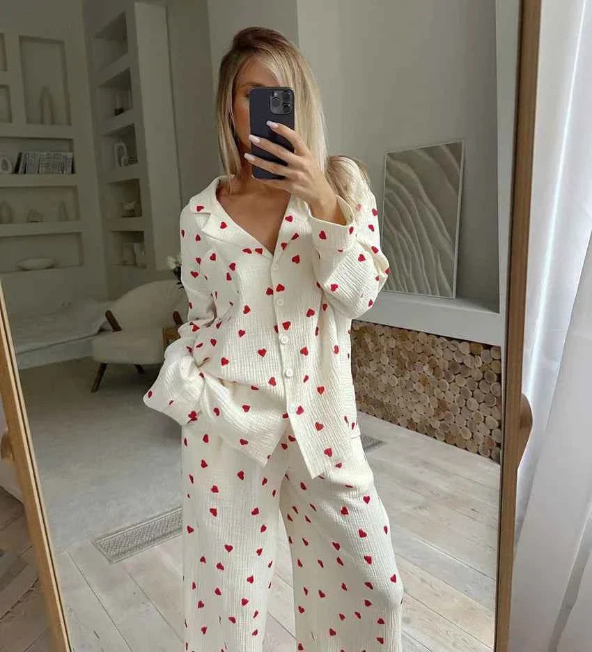 Amelie – Zweiteiliges Pyjama-Set mit Herzmuster & weitem Bein Modehuis-Nederland
