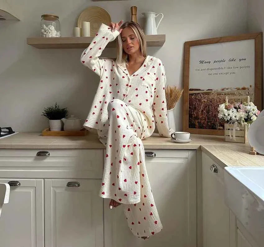Amelie – Zweiteiliges Pyjama-Set mit Herzmuster & weitem Bein Modehuis-Nederland