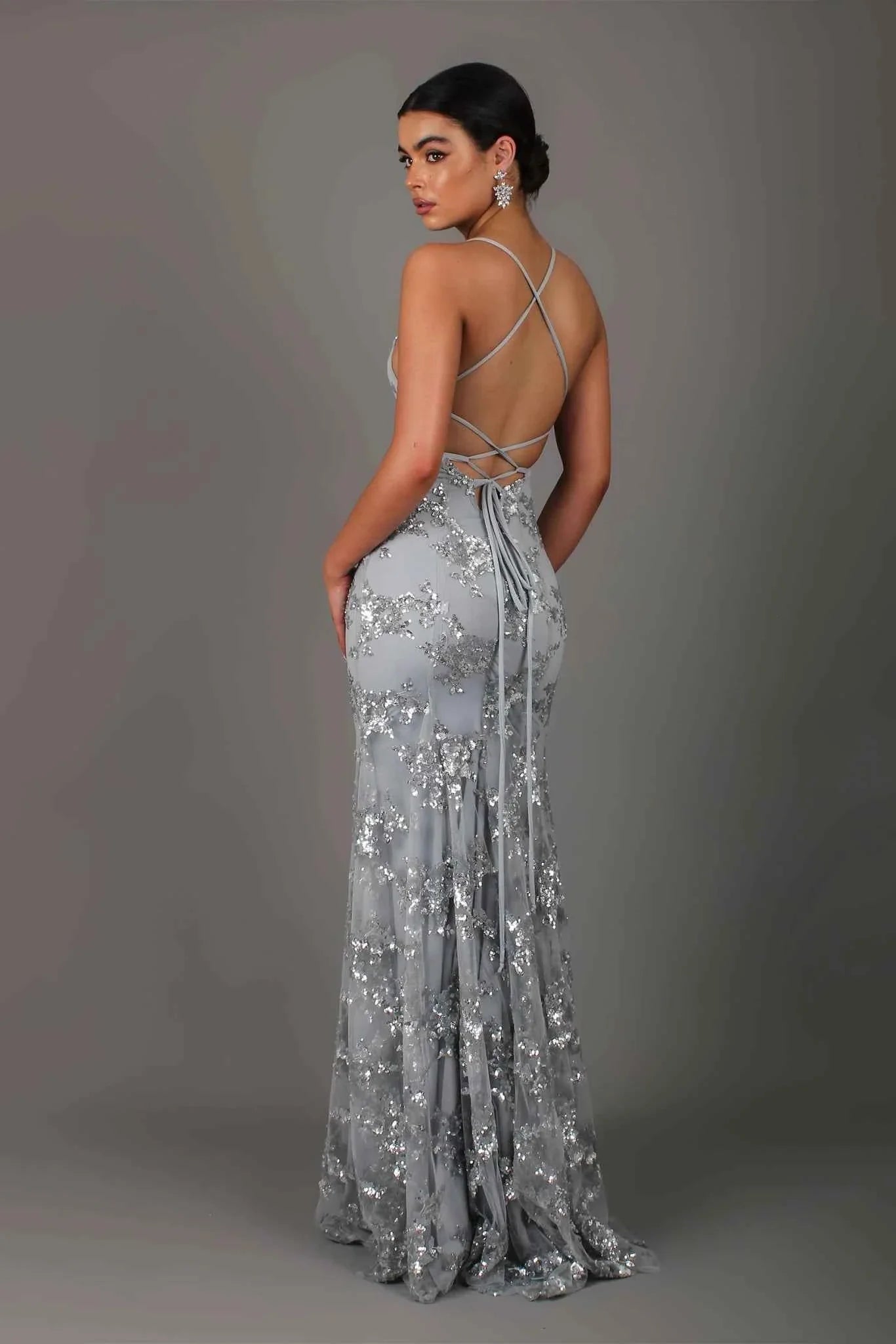 Nora – bodenlanges Abendkleid mit Paillettenstickerei, tiefem Rückenausschnitt und Spaghettiträgern Modehuis-Nederland
