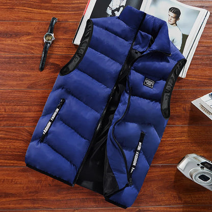 Heren bodywarmer met rechte doorgestikte belijning en hoge kraag