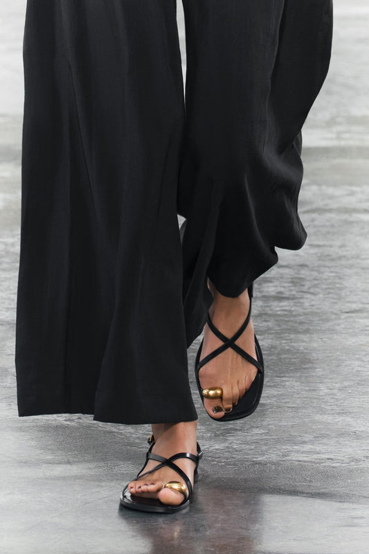 Dames platte sandalen met teenring en metallic detail