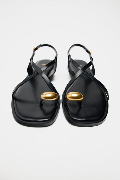 Dames platte sandalen met teenring en metallic detail