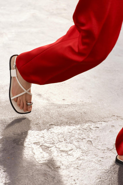 Dames platte sandalen met teenring en metallic detail