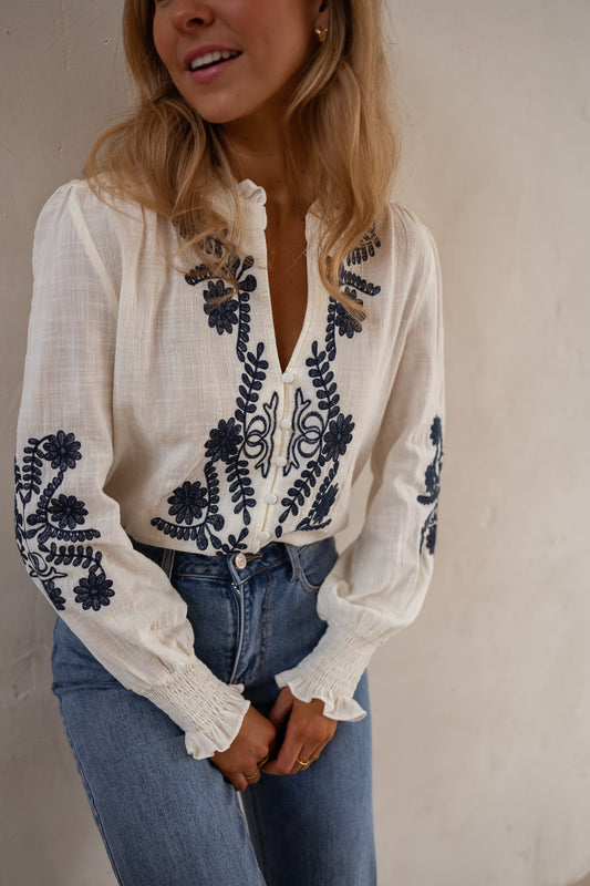 Amaya | Boho blouse met borduursels – luchtige top met split en lange mouwen Modehuis-Nederland