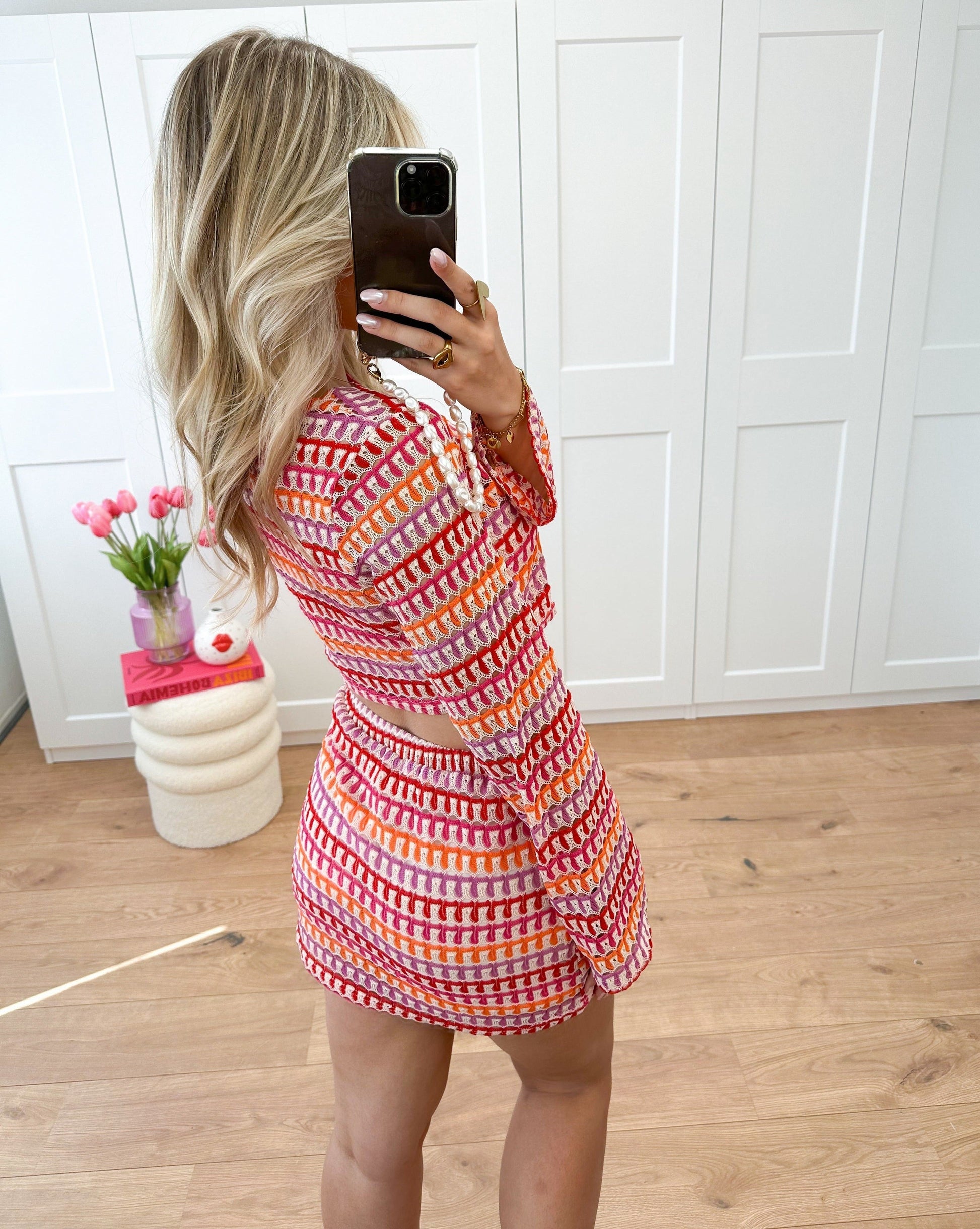 Jolie | Retro gebreide tweedelige set met cropped trui met lange mouwen en high-waisted minirok in kleurrijk patroon Modehuis-Nederland