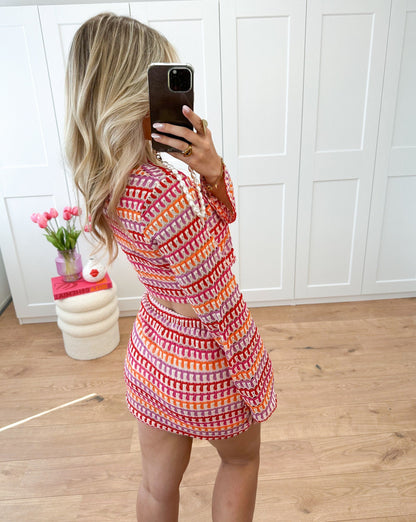Jolie | Retro gebreide tweedelige set met cropped trui met lange mouwen en high-waisted minirok in kleurrijk patroon Modehuis-Nederland