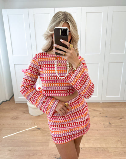 Jolie | Retro gebreide tweedelige set met cropped trui met lange mouwen en high-waisted minirok in kleurrijk patroon Modehuis-Nederland