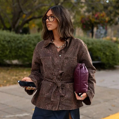 Malia – Taillierte Jacke mit Animalprint in Schokobraun Modehuis-Nederland