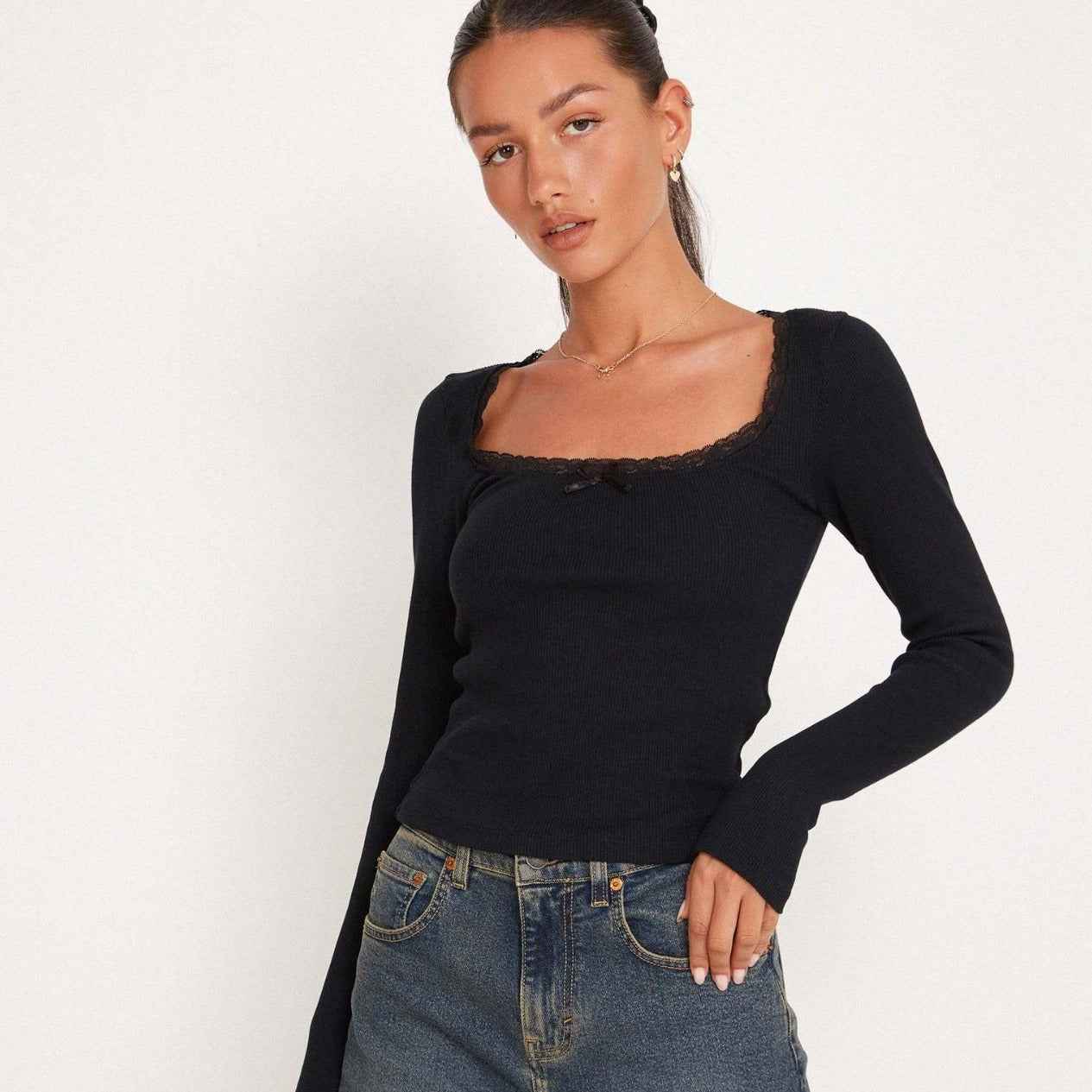 Isla – Geripptes Langarm-Top mit Spitzenkante und Schleifendetail Modehuis-Nederland