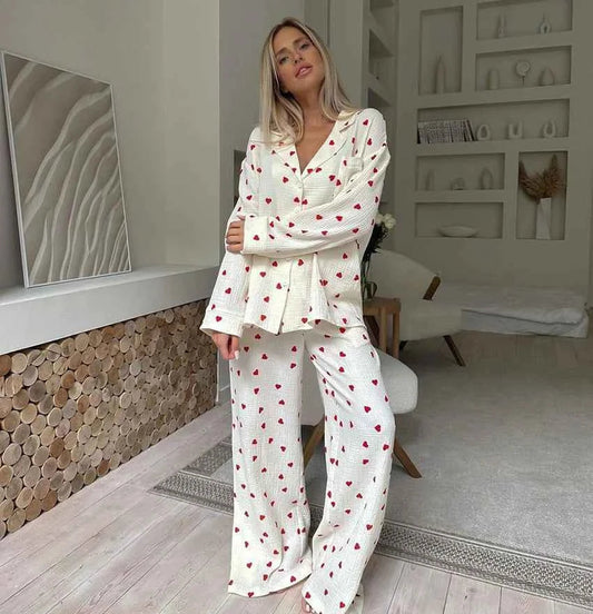 Amelie – Zweiteiliges Pyjama-Set mit Herzmuster & weitem Bein Modehuis-Nederland