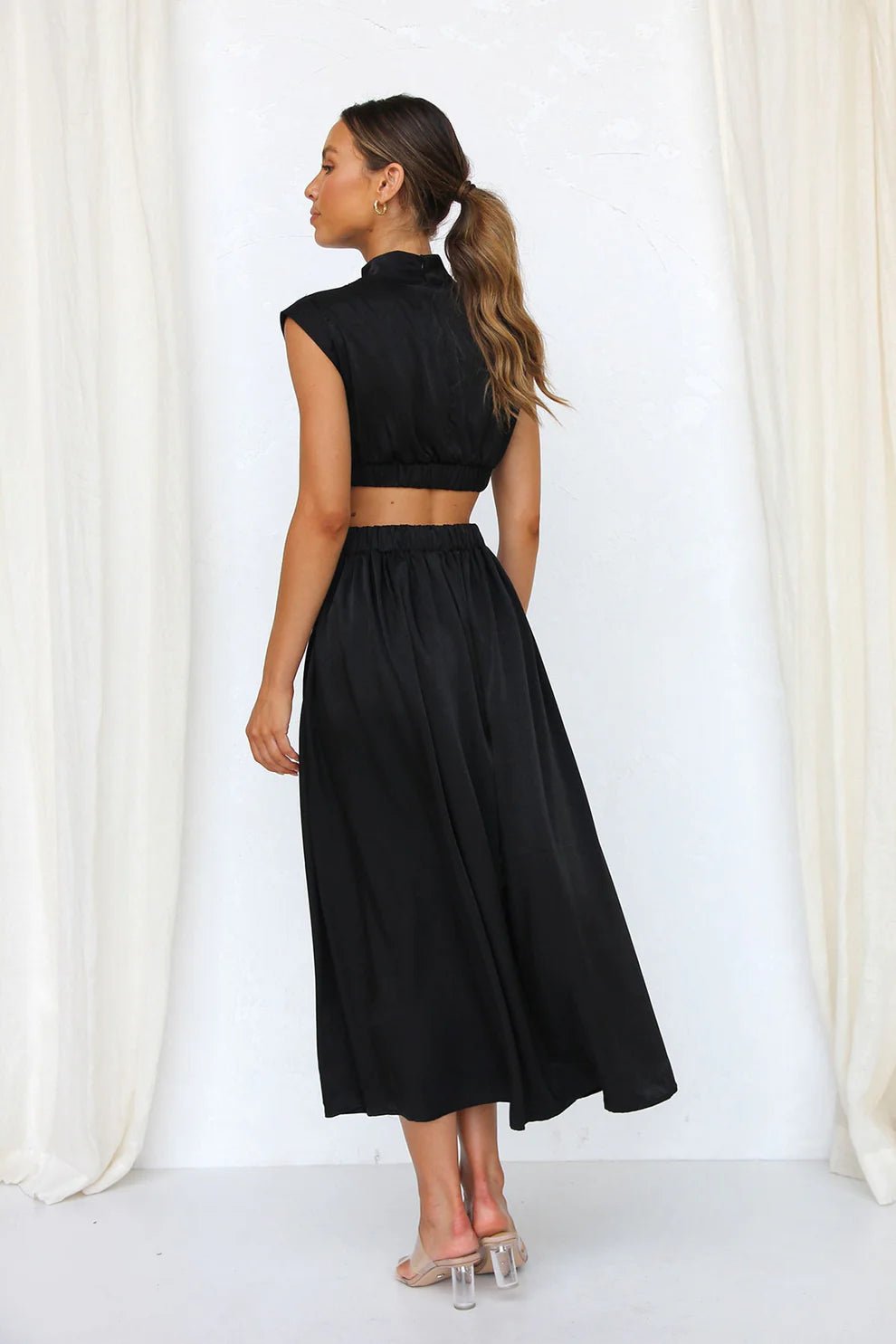 Elina – Midikleid mit Cut-Outs, Stehkragen und eleganter Taillierung Modehuis-Nederland